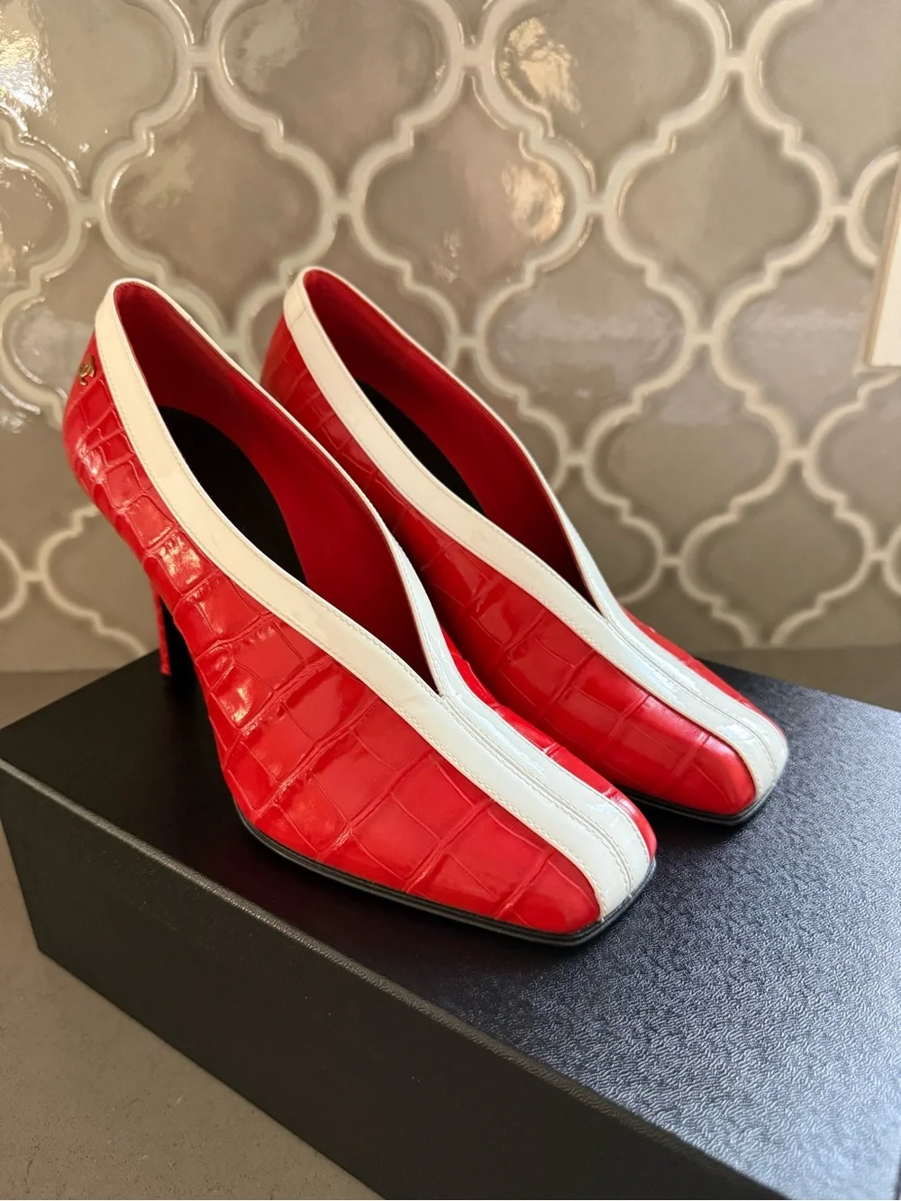 BNWT Chanel 26S Croc Embossed Patent Coral White Leather Pumps Shoes Size 38